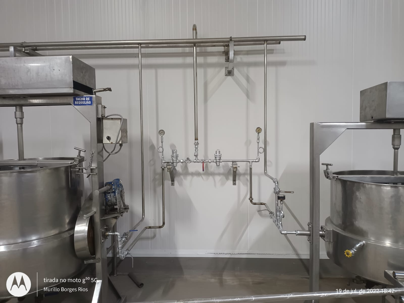 Tanques de aço inox em área de produção