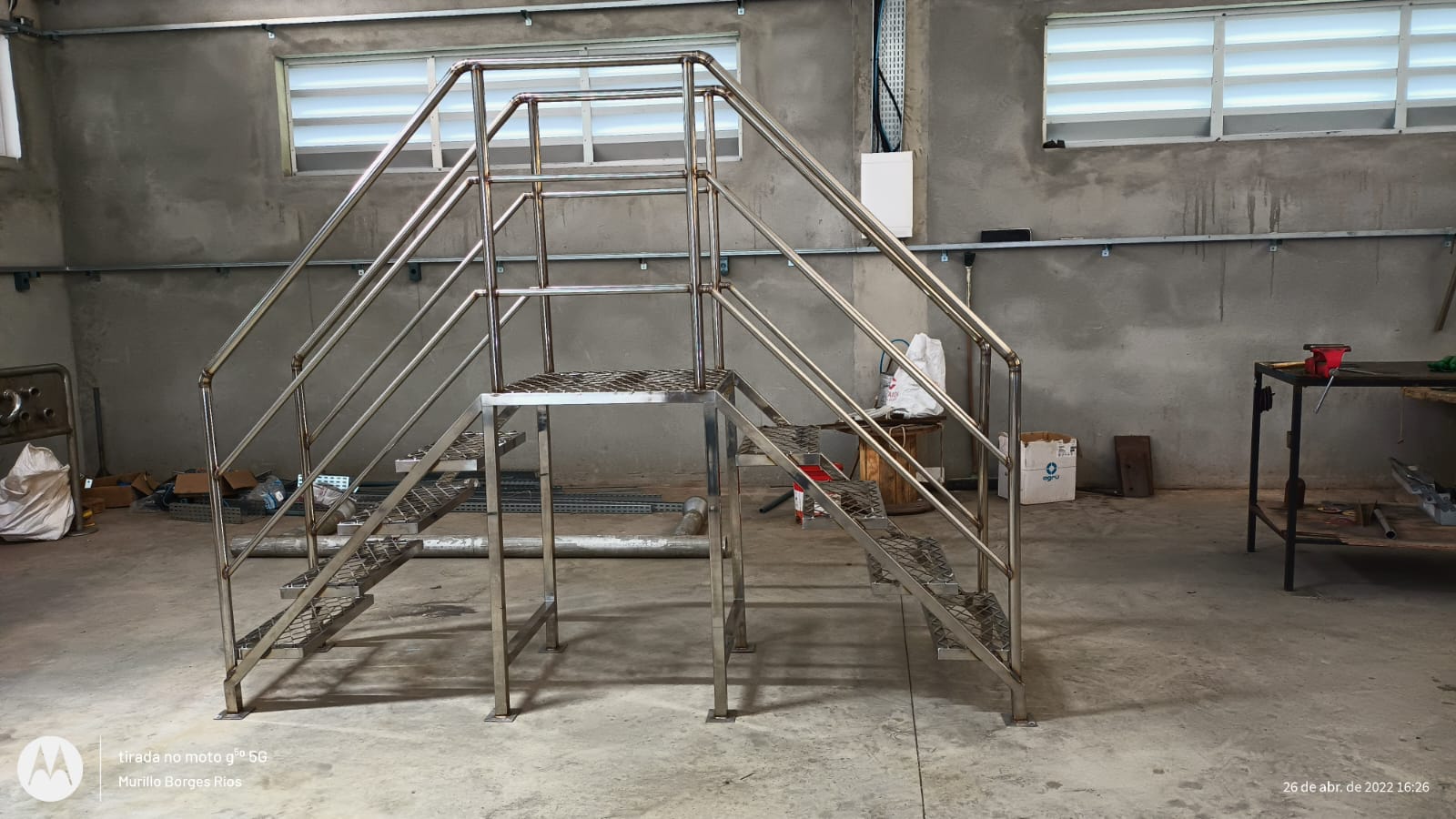 Escada e plataforma metálicas fabricadas em aço inox